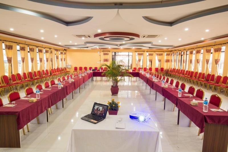 Hotel Royal Safari Chitwan Buitenkant foto
