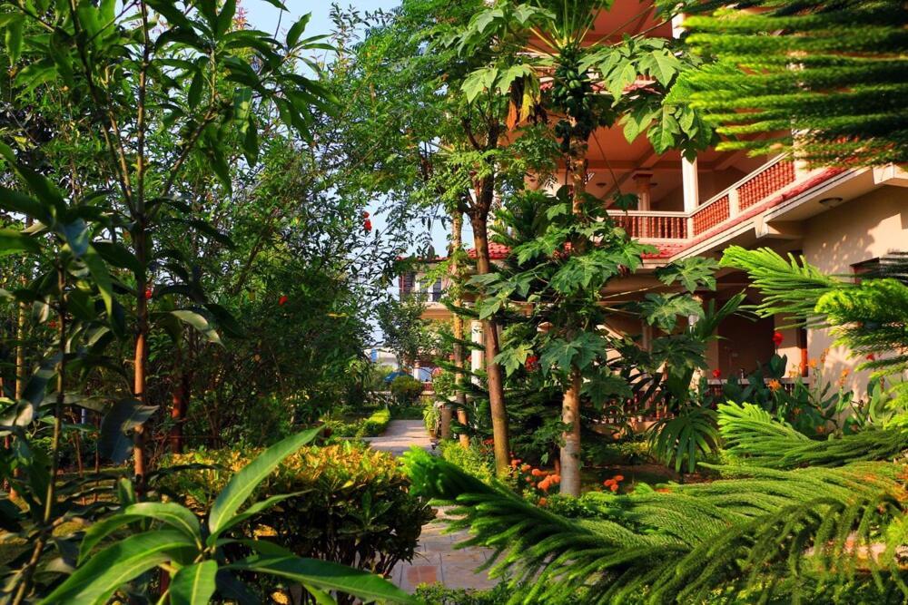 Hotel Royal Safari Chitwan Buitenkant foto