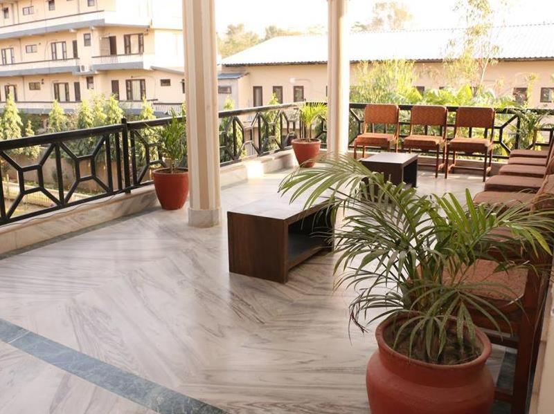 Hotel Royal Safari Chitwan Buitenkant foto