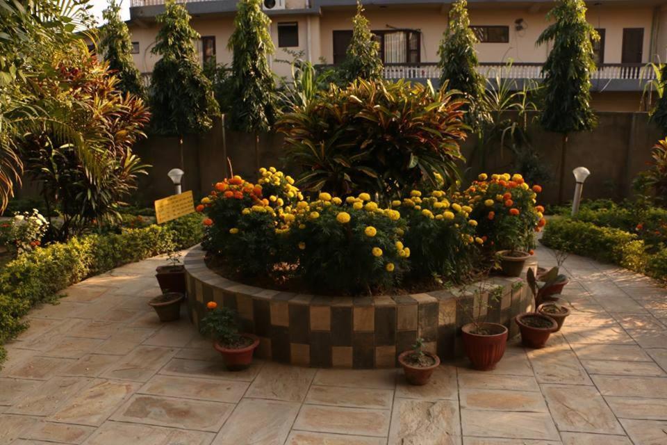 Hotel Royal Safari Chitwan Buitenkant foto